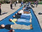 Θεσσαλονίκη: Αποτύπωση των 57 θυμάτων των Τεμπών σε πανό 102 μέτρων με την τεχνική της κυανοτυπίας