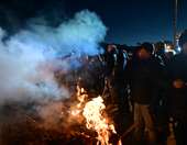 Ένταση μεταξύ αγροτών και αστυνομίας στο μπλόκο της Θήβας – Έβαλαν φωτιά σε άχυρα