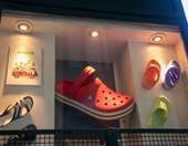 Γιατί ξεπουλάνε τα Crocs στην Ελλάδα - Η μήνυση στον Τραμπ