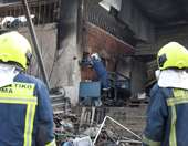 Βελτιωμένη η εικόνα της φωτιάς στο εργοστάσιο πλαστικών στο Μενίδι