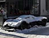 Τι κάνει μια Aston Martin Valkyrie καλυμμένη με χιόνι σε δημόσιο δρόμο (εικόνες)