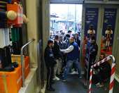 ΗΠΑ: Το παράδοξο της φετινής Black Friday - Περισσότεροι καταναλωτές, λιγότερα δολάρια