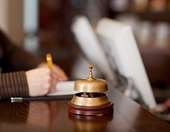 Μαζικές αποχωρήσεις εργαζομένων από εστίαση, τουρισμό τον Οκτώβριο – Τι σημαίνει για την απασχόληση