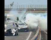 Κουκουλοφόροι με ψεύτικο περιπολικό ανατινάζουν θωρακισμένο όχημα σε σκηνή βγαλμένη από ταινία (video)