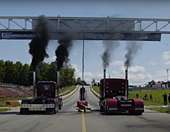 Δείτε ένα εντυπωσιακό drag race με φορτηγά (video)