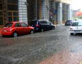 Όχημα παρασύρθηκε από νερά ρέματος στα Σπάτα - Απεγκλωβίστηκαν δύο άτομα