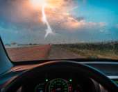 Κινδυνεύεις αν χτυπήσει κεραυνός το αυτοκίνητο; Τι πρέπει να ξέρεις