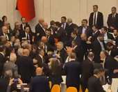 Χάος, ξύλο και σοβαρά επεισόδια στην τουρκική Βουλή