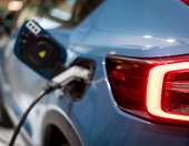 Ηλεκτρικά αυτοκίνητα: Η Ευρώπη επιταχύνει, η Ελλάδα καθυστερεί