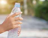 Γιατί είναι επικίνδυνο να πίνουμε νερό από πλαστικό μπουκάλι