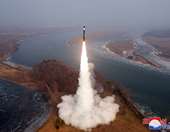 Η Βόρεια Κορέα προχώρησε σε δύο δοκιμές πυραύλων κρουζ μακρού βεληνεκούς