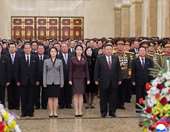 Η έφηβη κόρη του ηγέτη της Βόρειας Κορέας Κιμ κάνει την πρώτη της επίσημη επίσκεψη στο οικογενειακό μαυσωλείο