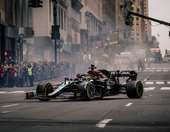 Ο Lewis Hamilton αναστάτωσε την Νέα Υόρκη-βγήκε με το μονοθέσιο στους δρόμους της πόλης (video)