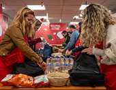 Οι άνθρωποι της Coca-Cola Τρία Έψιλον μεταφέρουν στην πράξη το πνεύμα των εορτών