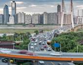 Reuters: Η Κίνα κατακλύζει τον κόσμο με βενζινοκίνητα αυτοκίνητα που δεν μπορεί να πουλήσει εντός συνόρων