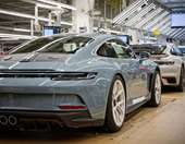 Δείτε πώς φτιάχνονται οι συλλεκτικές εκδόσεις της Porsche 911 (εικόνες)