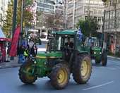 Αποχωρούν αγρότες και τρακτέρ από το Σύνταγμα