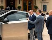 Ο Αλβέρτος του Μονακό πήρε το πρώτο Tesla Cybertruck στην Ευρώπη (εικόνες)