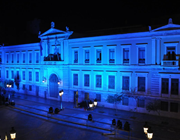 Μπλε φωτισμός του καταστήματος της Εθνικής προς τιμήν της Δημοκρατίας