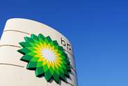 BP: Καθαρές ζημίες 6,7 δισ. δολ. στο β' τρίμηνο - Περικόπτει κατά το ήμισυ το μέρισμά της