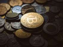 Bitcoin: Μετά από 10 χρόνια &quot;σύμπλευσης&quot; με τις αμερικανικές μετοχές, αποχαιρετά το φετινό ράλι