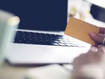 Online shopping στις γιορτές: Τι πρέπει να προσέχεις πριν πατήσεις "αγορά"