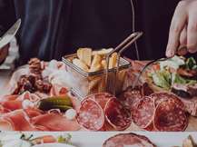 Ακόμα και μικρές ποσότητες επεξεργασμένου κρέατος αυξάνουν τον κίνδυνο καρκίνου του παχέος εντέρου