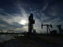 Κέρδη για το αργό με φόντο τα στοιχεία για τα αποθέματα