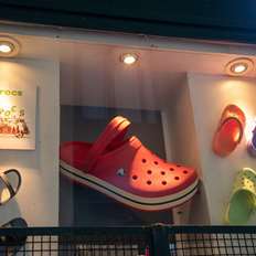 Γιατί ξεπουλάνε τα Crocs στην Ελλάδα - Η μήνυση στον Τραμπ