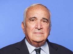 Βγαίνει ξανά από την "ντουλάπα" το μοντέλο...