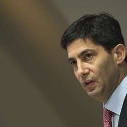 Κέβιν Γουόρς: Ο Τραμπ ήθελε "περιστέρι" στη Fed και επέλεξε "γεράκι"