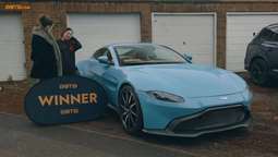 Δείτε την έκπληξη νεαρής όταν βλέπει την Aston Martin Vantage που κέρδισε σε διαγωνισμό