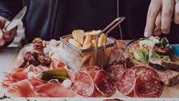 Τι κρύβεται πίσω από τα αλλαντικά και τα δημητριακά πρωινού: Νέα μελέτη για τα συντηρητικά που περιέχουν και η σύνδεσή τους με την εμφάνιση καρκίνου μαστού και προστάτη