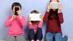 Ψυχική υγεία, ύπνος, αυτοεκτίμηση: Τι δείχνουν οι έρευνες για τον εθισμό των εφήβων στα social media