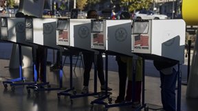 ΗΠΑ: Δημοκρατικοί και Τράμπ δοκιμάζονται σήμερα στις περιφερειακές εκλογές