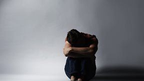 Κακοποίηση: Ποιες είναι οι σωστές (και οι λάθος) κινήσεις για να δικαιωθεί το θύμα; Τι λέει ο ιατροδικαστής