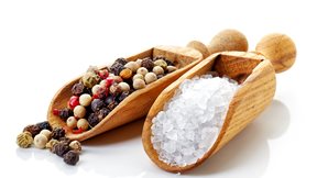 Πώς θα μειώσουμε -εύκολα- το αλάτι από τη διατροφή μας