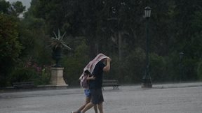 Καταστροφές στη Θάσο από τις έντονες βροχοπτώσεις – Δρόμοι ξηλώθηκαν στην Ποταμιά, παρασύρθηκαν αυτοκίνητα