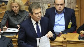 Αντιπαράθεση στη Βουλή για τα αγροτικά μπλόκα - Μ. Χρυσοχοϊδης: "Δεν υπάρχει ούτε βία, ούτε καταστολή"