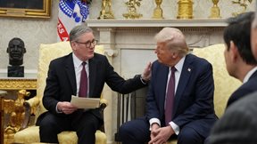 Bloomberg: Μπροστά στο πιο δύσκολο στοίχημά της η Ευρώπη που προσπαθεί να αποφύγει τη ρήξη με τις ΗΠΑ