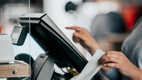 Η διασύνδεση POS με ταμειακές μηχανές φέρνει πιο κοντά τον στόχο για επιπλέον μόνιμα έσοδα 2,5 δισ. ευρώ ετησίως