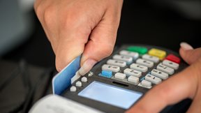 Πώς και πότε θα γίνει η διασύνδεση των ταμειακών με τα POS