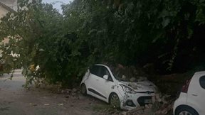 Κέρκυρα: Καταιγίδες πλήττουν το νησί - Κατέρρευσε τοιχίο και καταπλάκωσε αυτοκίνητα