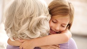 Οι νευροεπιστήμες "εξηγούν" την αγάπη της γιαγιάς για τα εγγόνια