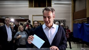 Εκλογές ΝΔ: Ψήφισε ο Κυριάκος Μητσοτάκης μαζί με τον γιο του – Ικανοποιημένος για τη μεγάλη συμμετοχή