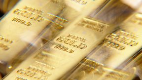 Στη δίνη του παγκόσμιου sell-off και ο χρυσός: Κατρακυλά 3% καθώς απομακρύνεται η μείωση επιτοκίων