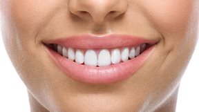 Ασθενής με ακραία ατροφία της άνω γνάθου απέκτησε ξανά δόντια