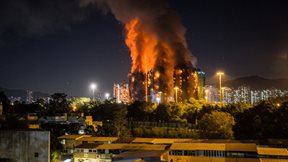 Χονγκ Κονγκ: Μεγάλη φωτιά σε συγκρότημα κατοικιών - 13 νεκροί, τραυματίες και εγκλωβισμένοι στους φλεγόμενους ουρανοξύστες