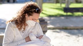 Μπορεί να θηλάσει μια μητέρα που έχει κολλήσει COVID-19;