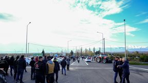 Κυβερνητικές "Συμπληγάδες" από τα αγροτικά μπλόκα - Στις 3 το μεσημέρι συνάντηση Τσιάρα με τους βουλευτές της ΝΔ